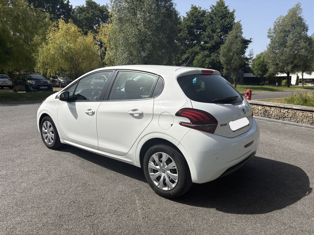 PEUGEOT 208